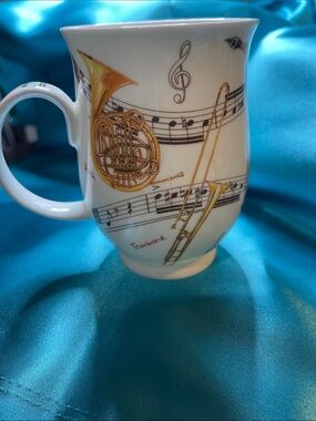 Music-Themed Ceramic Mug in White and Gold